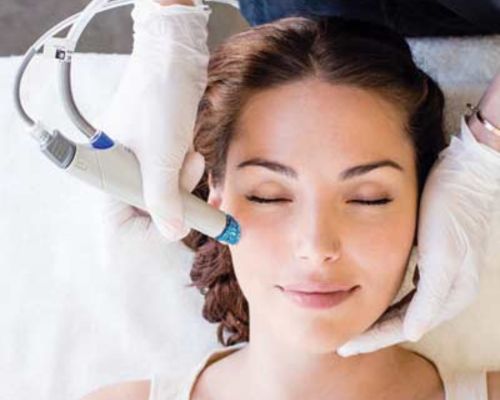 soin visage hydrafacial : nettoie, retire les impuretés et nourrit