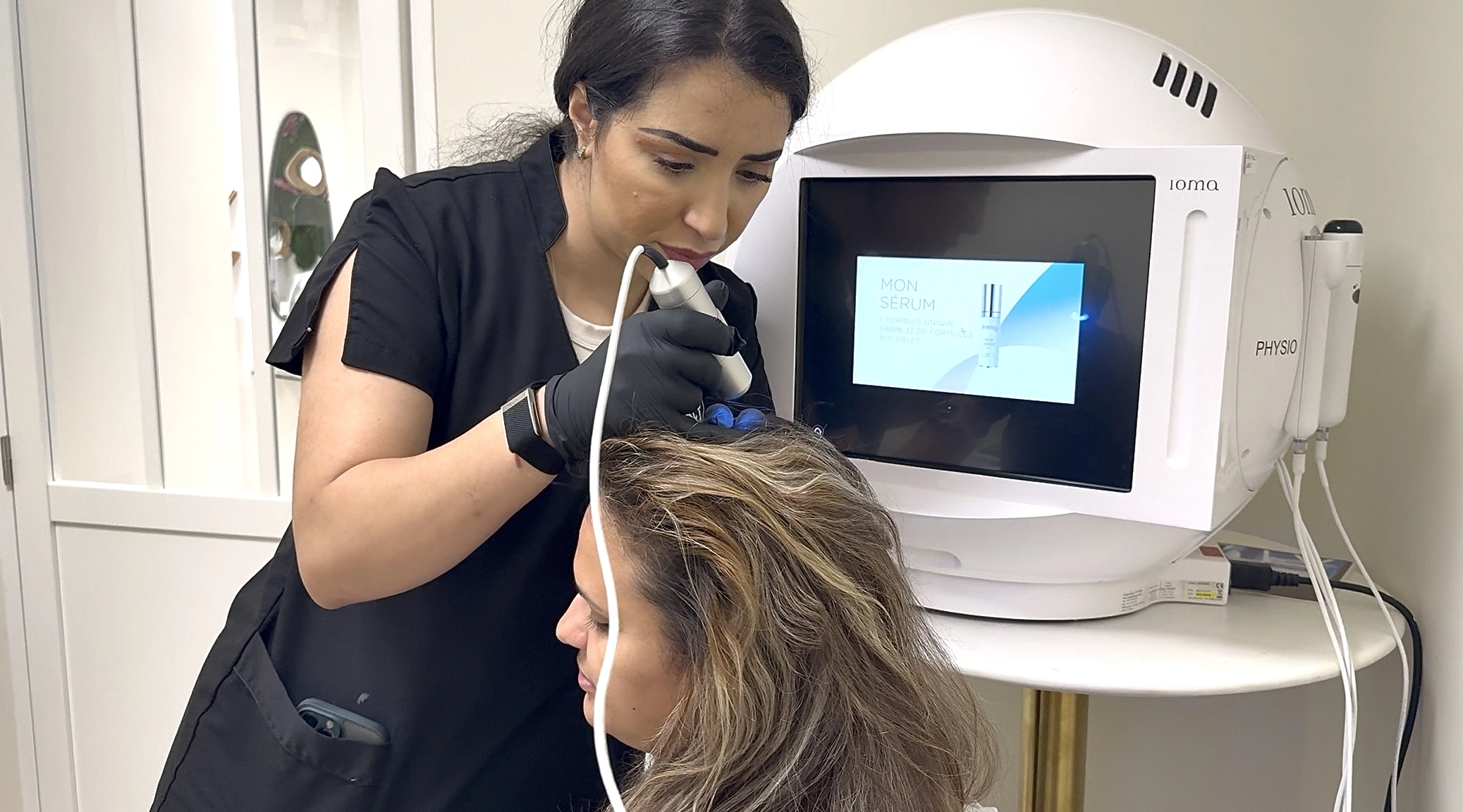 Diagnostic capillaire HairView sur cuir chevelu, institut A’Corps Beauté