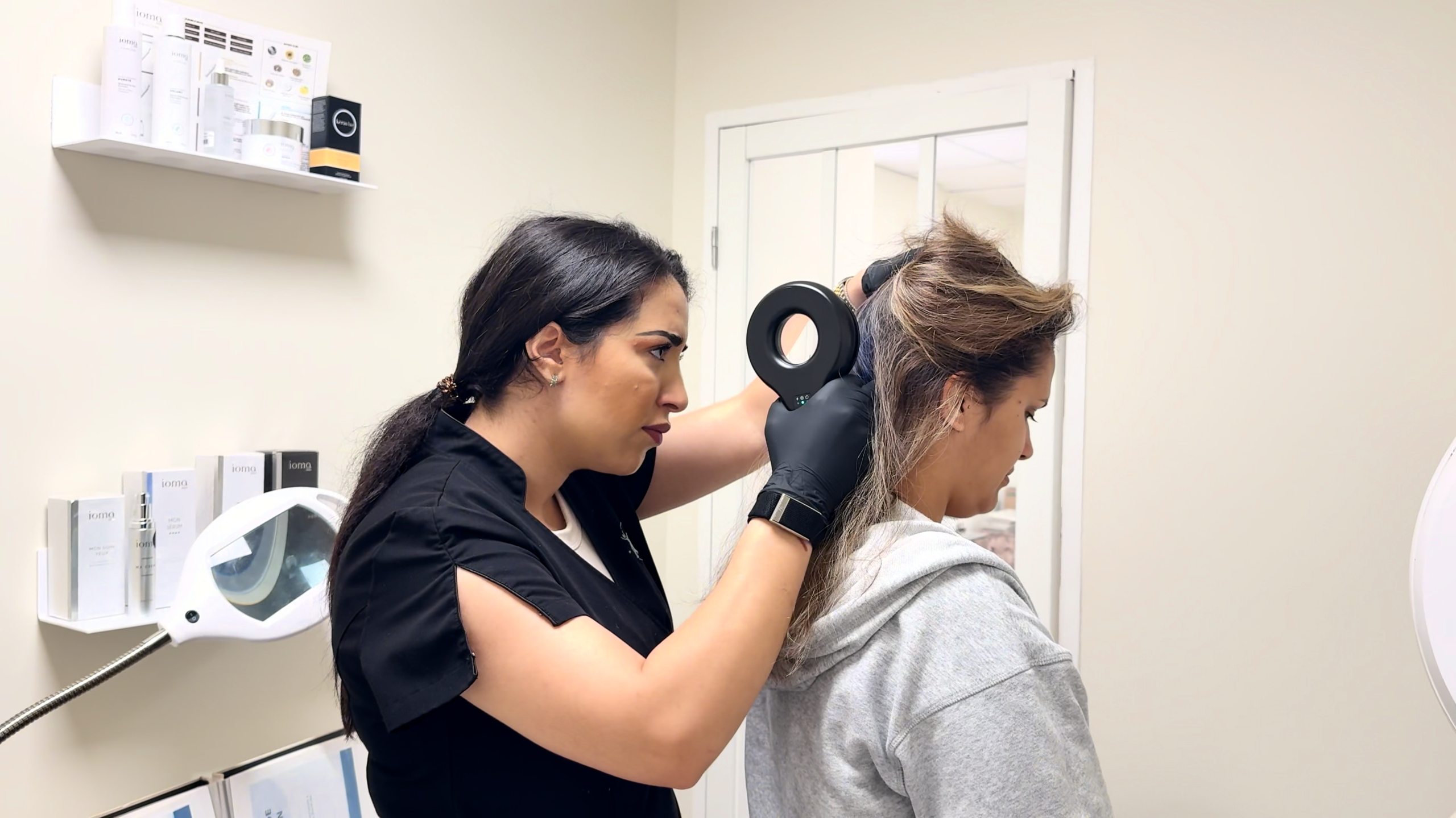 Diagnostic capillaire HairView sur cuir chevelu, institut A’Corps Beauté