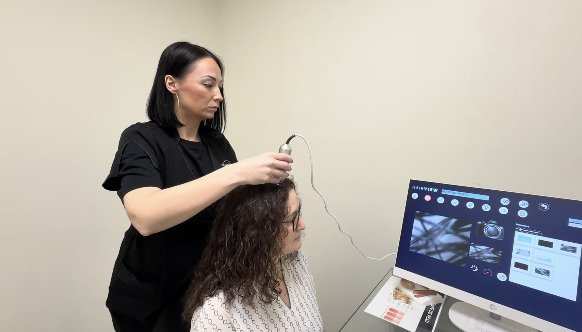 Diagnostic capillaire HairView sur cuir chevelu, institut A’Corps Beauté