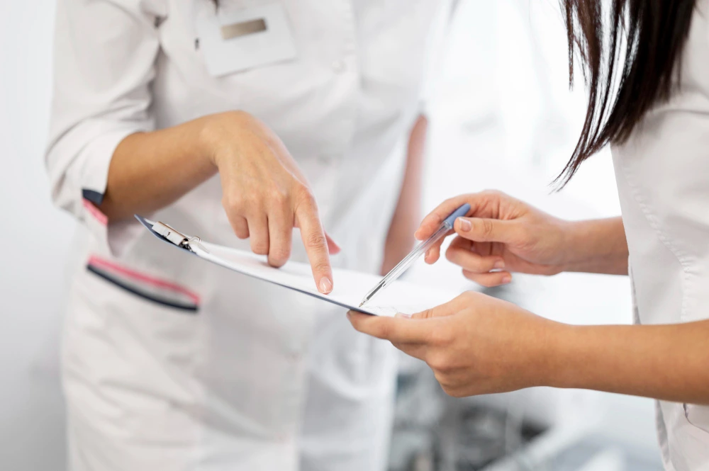 Échange entre professionnelles de l’esthétique lors d’une consultation beauté chez A’Corps Beauté
