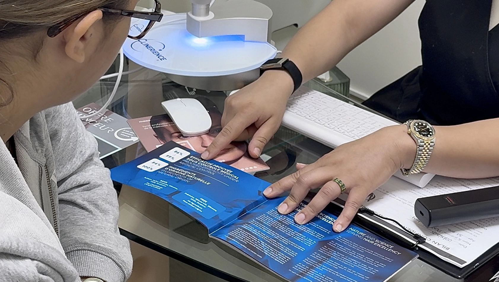 Diagnostic capillaire HairView réalisé en institut A’Corps Beauté avec explication des résultats à la cliente