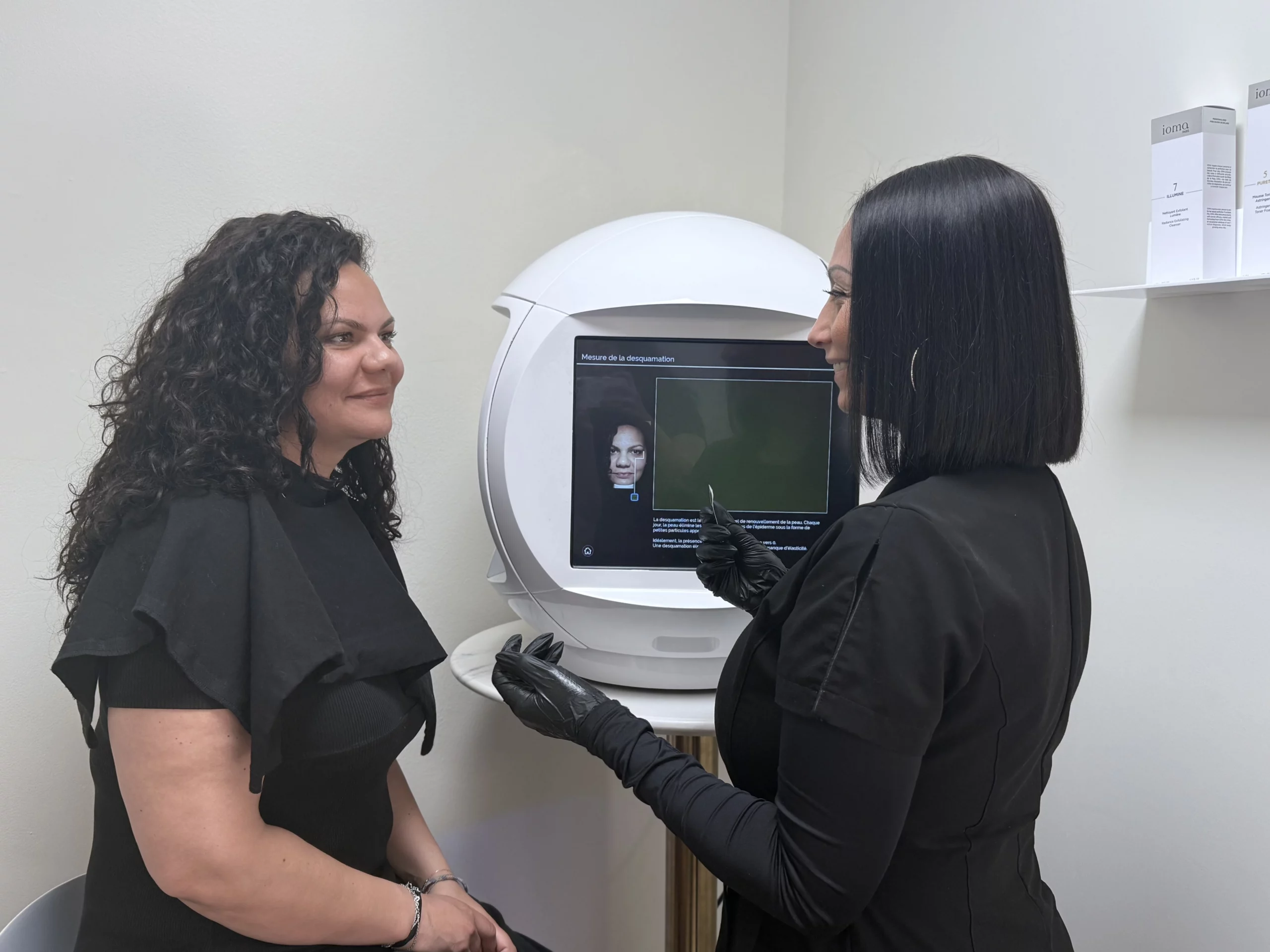 Esthéticienne réalisant un diagnostic visage avec la machine IOMA Sphère ll chez A’Corps Beauté Nancy et Metz