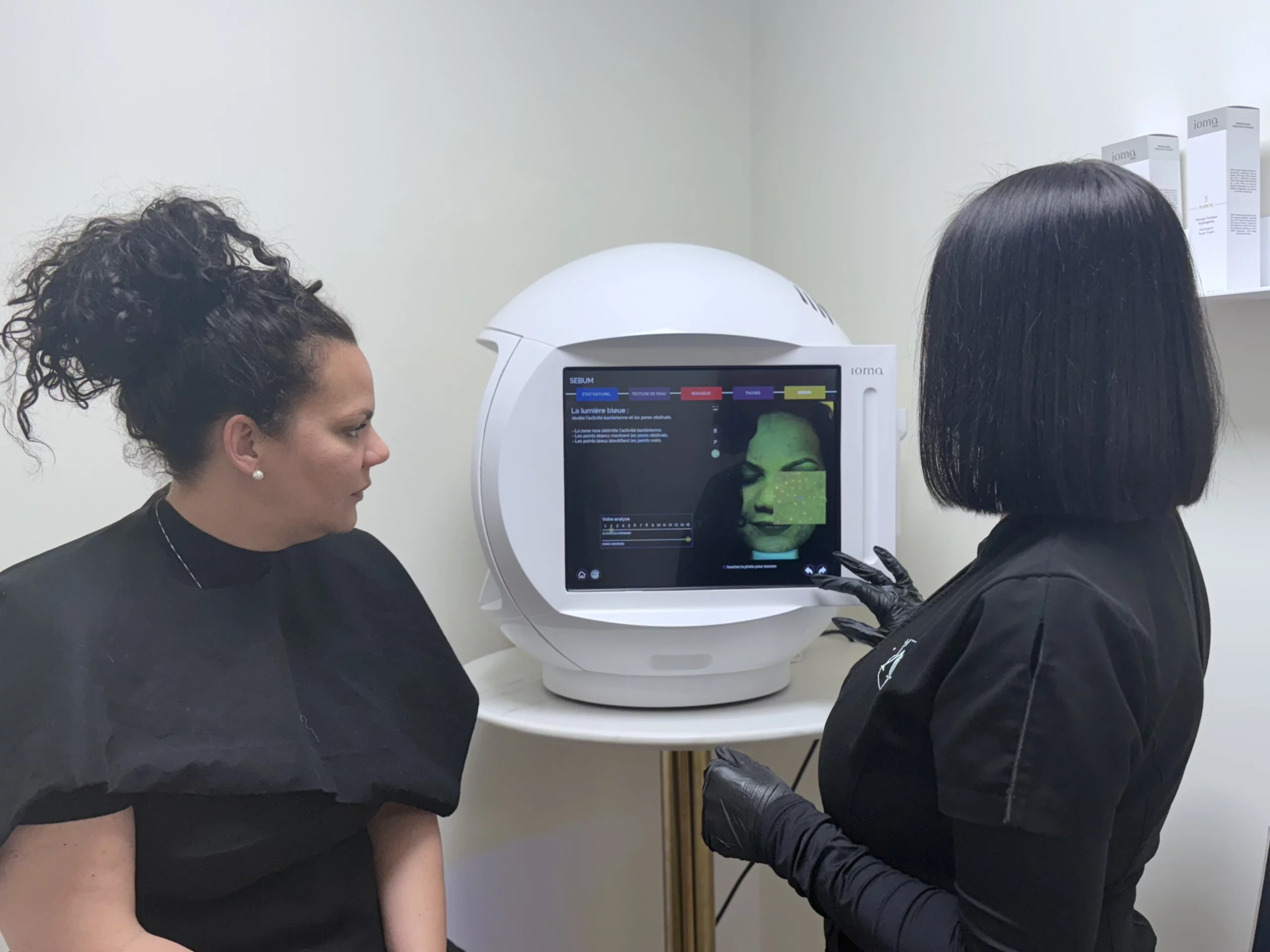 Analyse de peau avec la machine IOMA Sphère ll en institut A’Corps Beauté à Nancy et Metz